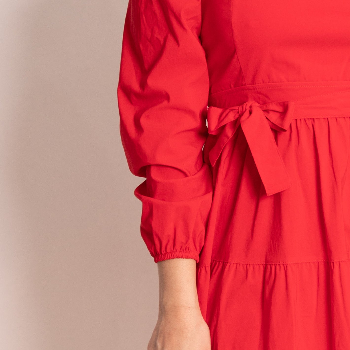 Vestido corto con herraje en v bengalina