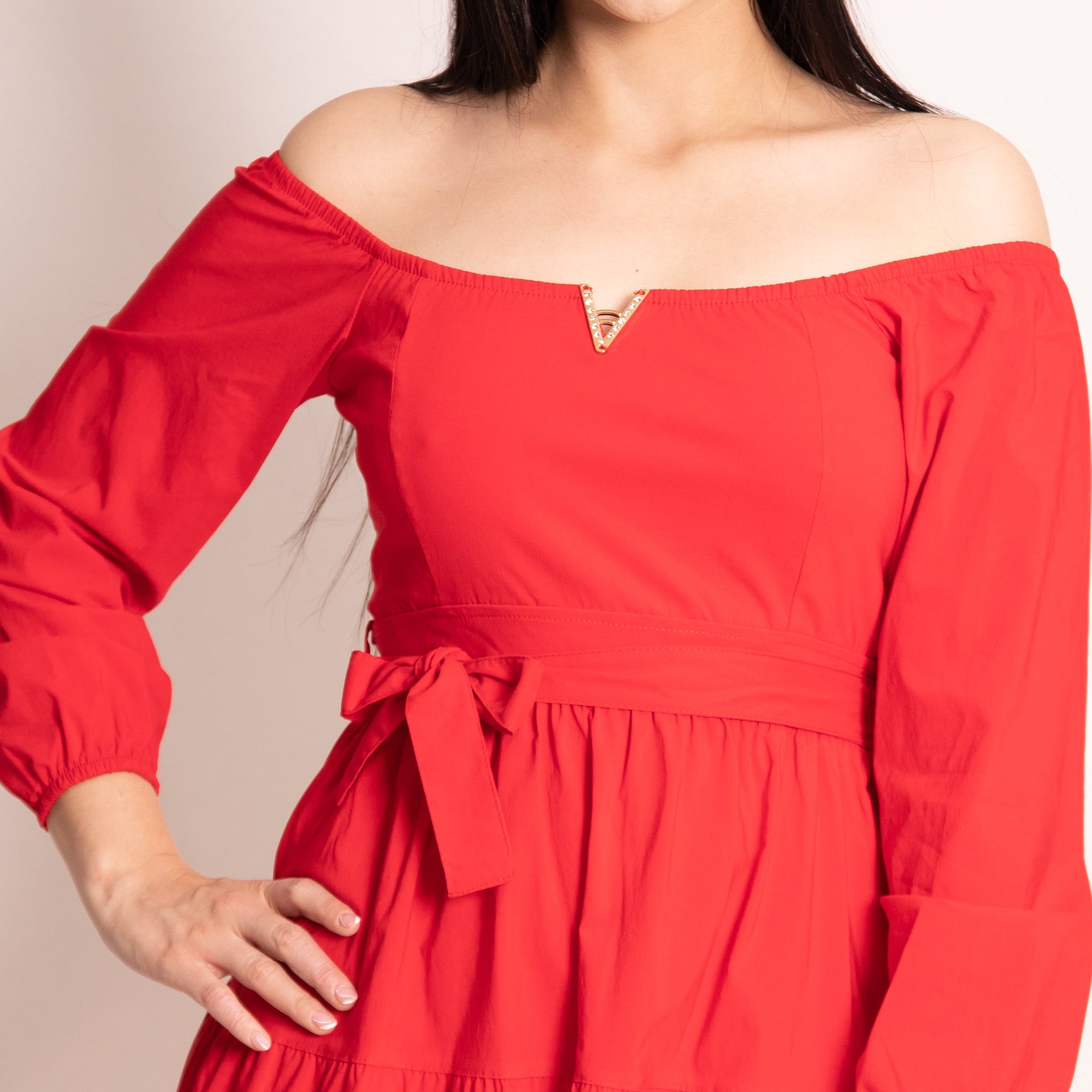 Vestido corto con herraje en v bengalina